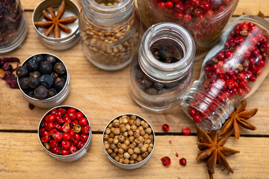 Comment aromatiser son gin maison avec des épices et des herbes ?
