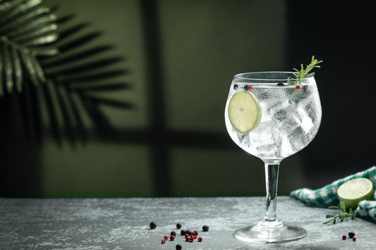 Gin arrangé maison vs gin du commerce : quelles différences ?