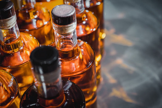 Combien de temps laisser macérer un whisky arrangé ? Nos astuces d’expert