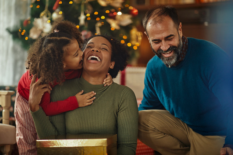 Famille en train de profiter d'un cadeau Louise & Gaston 